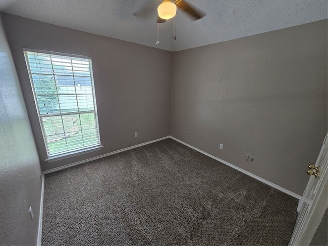 Building Photo - 2609 Classic Ct E