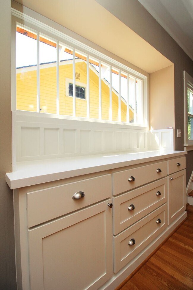 Building Photo - 2443 NE 10th Ave