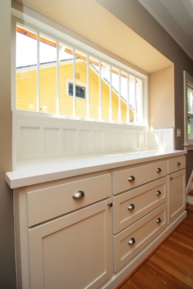 Building Photo - Beautifully Updated 5 Bedroom/3.5 Bath Irvington Craftsman Bungalow!