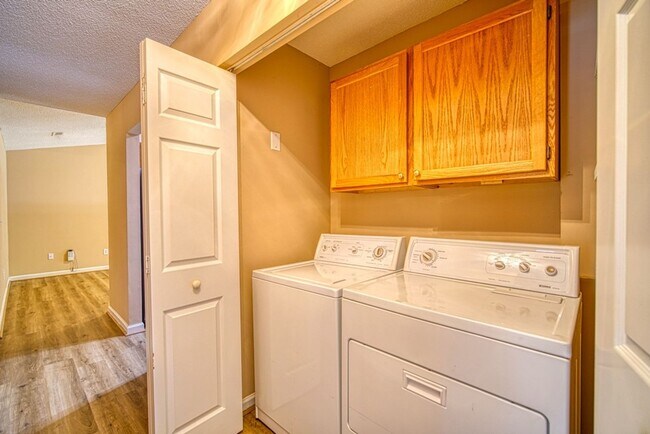 Building Photo - Spacious 4 BR, 2 BA Home On Quiet Cul de Sac, Private Fenced Backyard, Community Pool