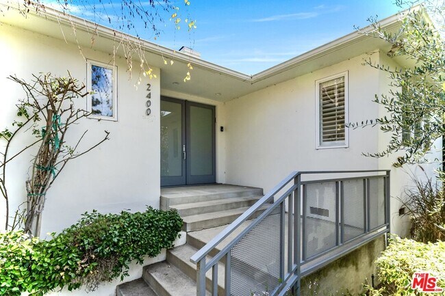 Building Photo - 2400 S Beverly Dr
