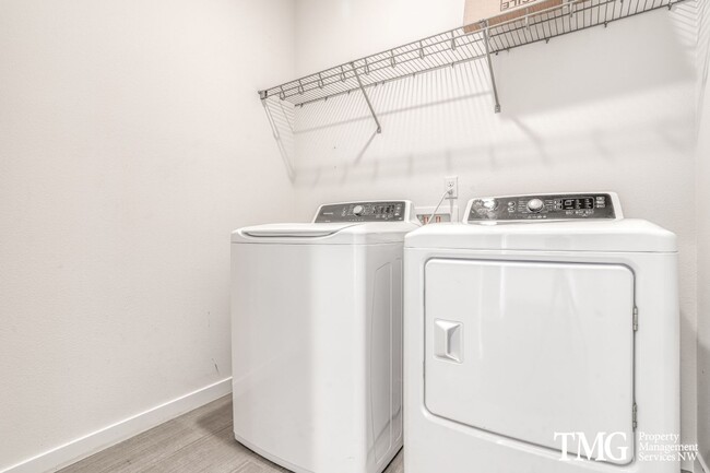 Building Photo - Single level 4 Bedroom 2 Bathroom Home in ...