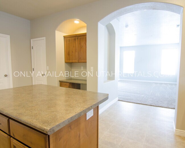 Building Photo - 1054 W 70 N