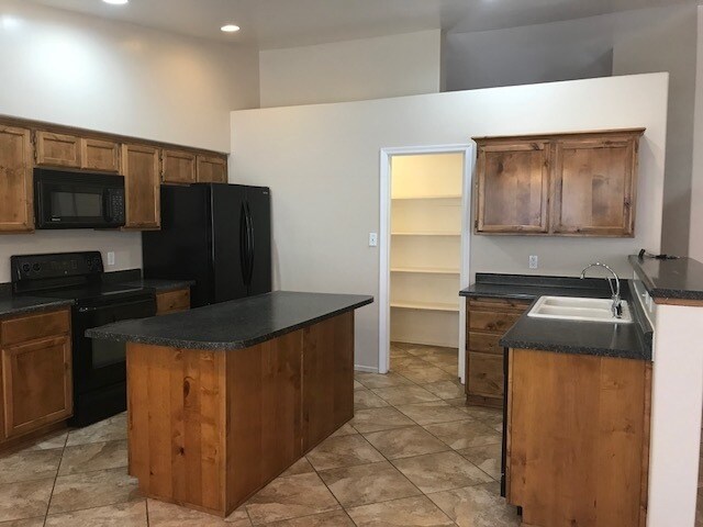 Building Photo - 4  BED, HUGE BACKYARD, 3 CAR GARAGE!