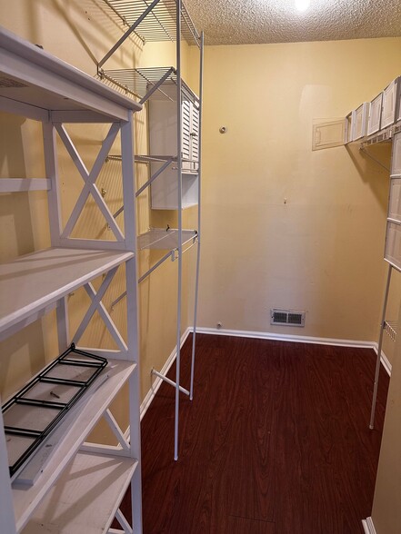 Building Photo - 479 Danbury Ln