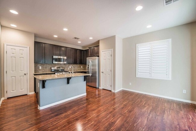 Building Photo - Stylish 3-Bedroom Home with Loft & Upgraded Kitchen!