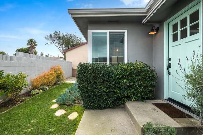 Private Yard - 618 Grand E Ave