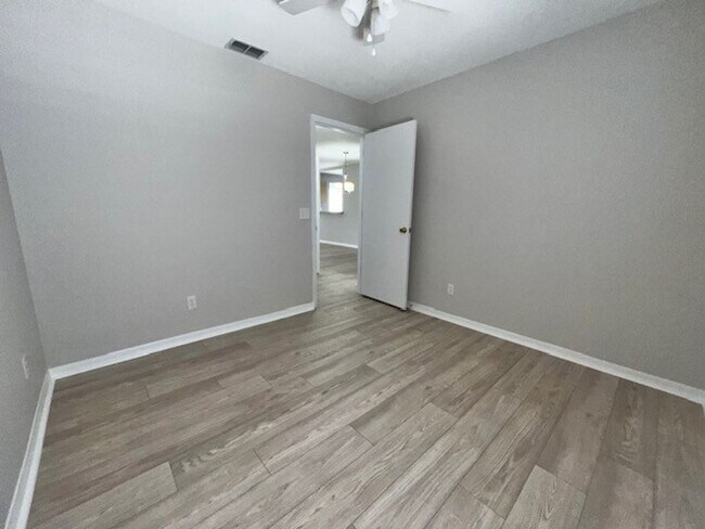 Building Photo - Welcome Home! Updated flooring & fresh interior paint! Move in OCTOBER! Beautiful 3X2 with attach...