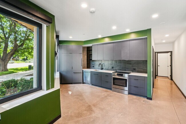 Building Photo - Urban 1-bedroom/ 1-bath Corner Unit in City Park West- Total Monthly Cost With Mandatory Fees ($1...