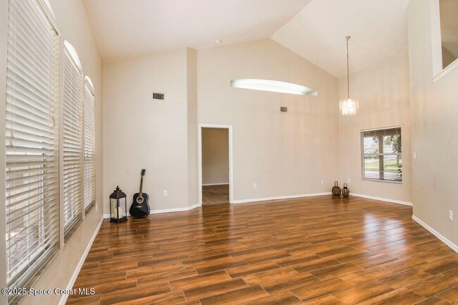 Building Photo - 2091 Lionel Dr