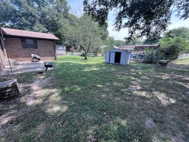 Building Photo - 215 Berkshire Cir