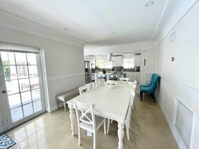 Building Photo - 416 N Rainbow Dr