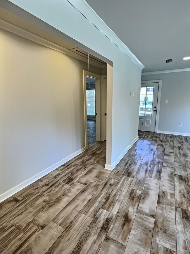 Building Photo - 3/2 Coastal Cottage in Golf Cart District | Ocean Springs School District