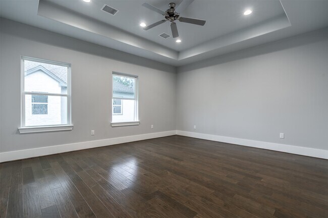 Building Photo - 1553 W 22nd St