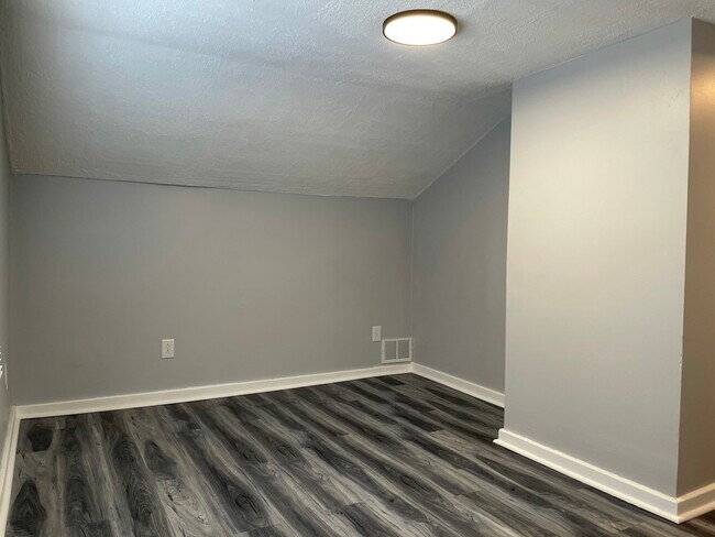 Building Photo - 627 Hawley Ave