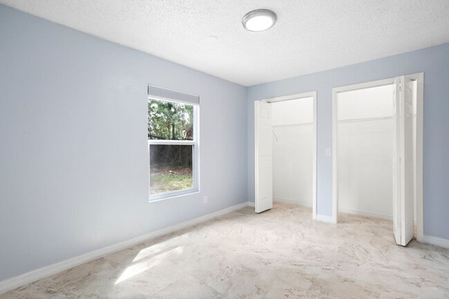 Building Photo - Very large 4bdrm/2bath House, Ready End of February