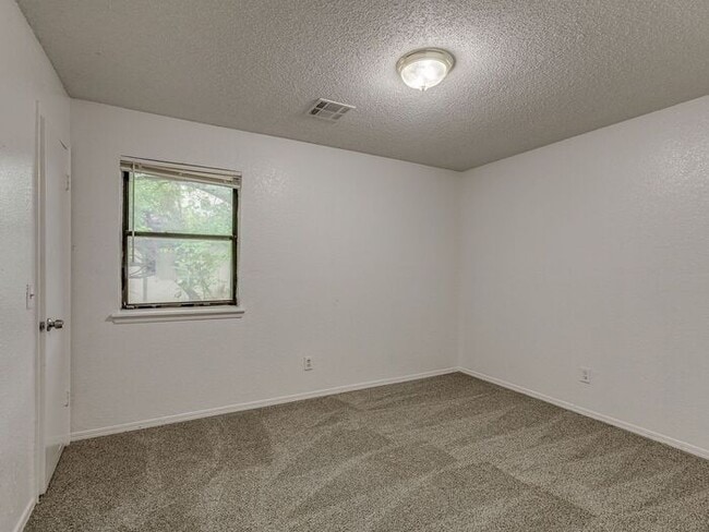 Building Photo - MOVE IN SPECIAL NO DEPOSIT IF LEASED BY JU...