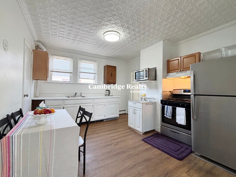 Primary Photo - 10 Ashland St