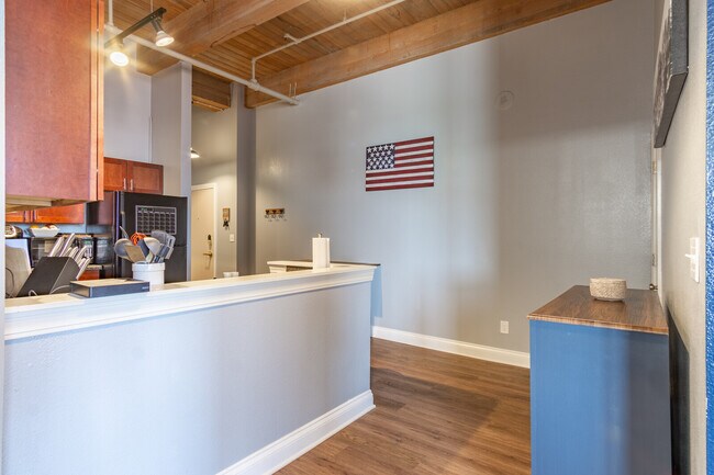 Building Photo - 308 W 8th St