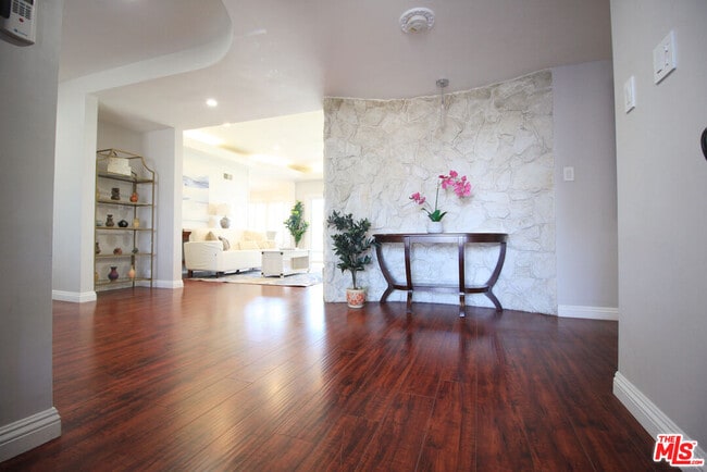 Building Photo - 6605 S Sherbourne Dr