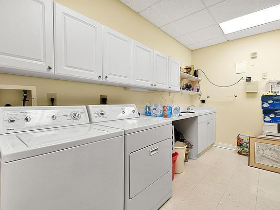 Building Photo - "Spacious 2-Bedroom Condo with Elegant Har...