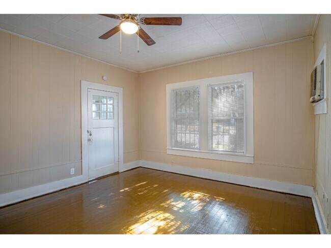 Building Photo - 2 BR 1 BA Gorgeous Home Near Downtown