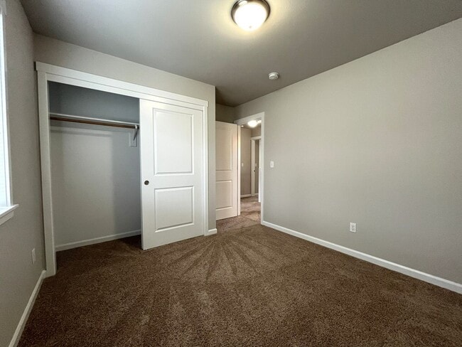 Building Photo - Well-Appointed 4BR/2.5BA Home with Spacious Living Areas & Modern Kitchen