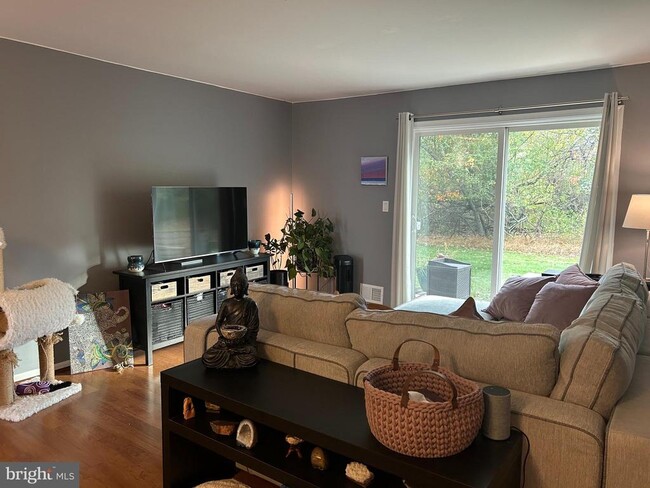 Building Photo - 13 Quince Ct