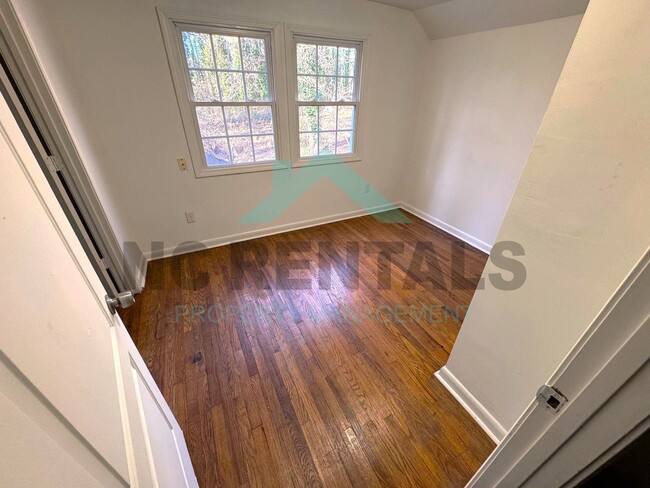 Building Photo - NEWLY RENOVATED! Spacious 6-Bedroom, 2-Bat...