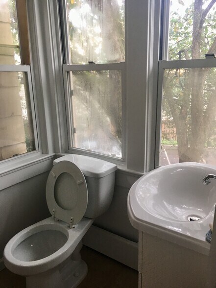 bathroom 2 - 825 Kentucky Ave SE