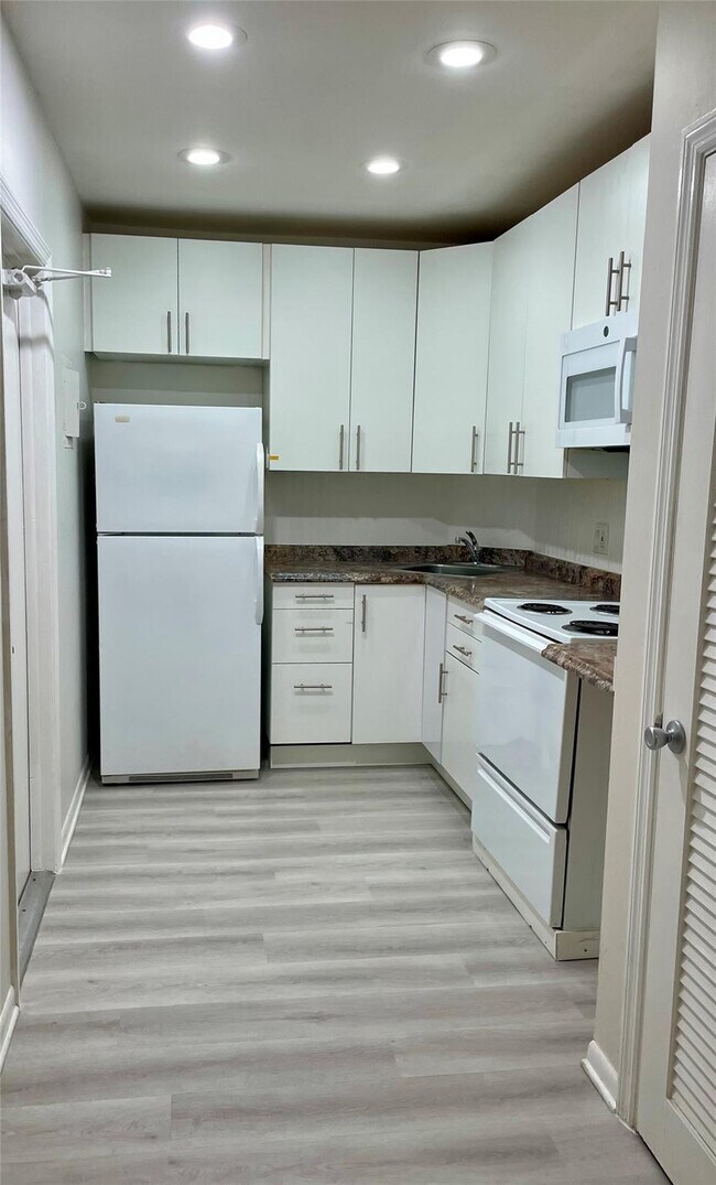 Building Photo - 2424 SE 17th St