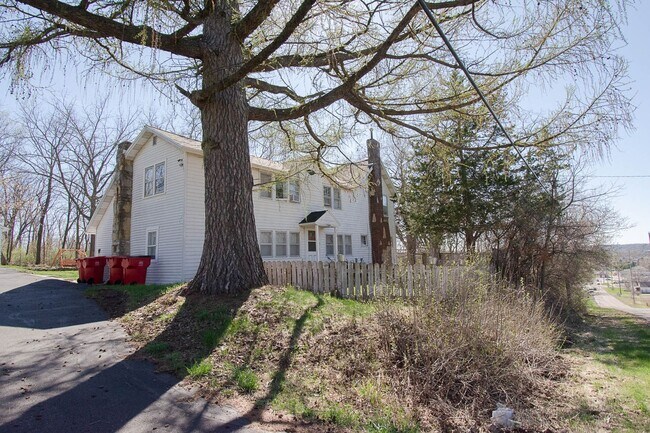 Building Photo - 2020/2022 Eastwood Rd SE