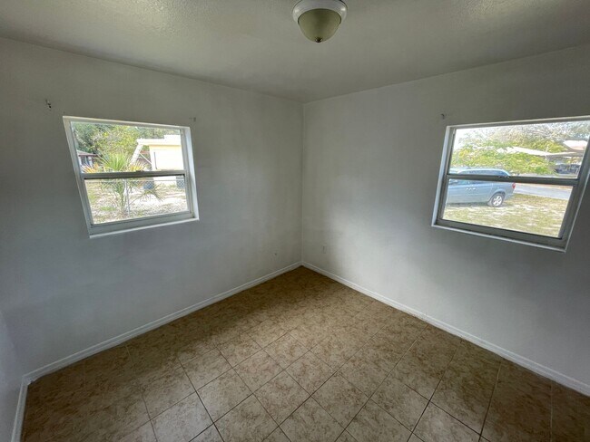 Building Photo - Corner Lot close to US 19