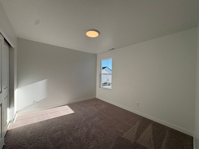 Building Photo - Gorgeous End-Unit Townhome in beautiful Sa...