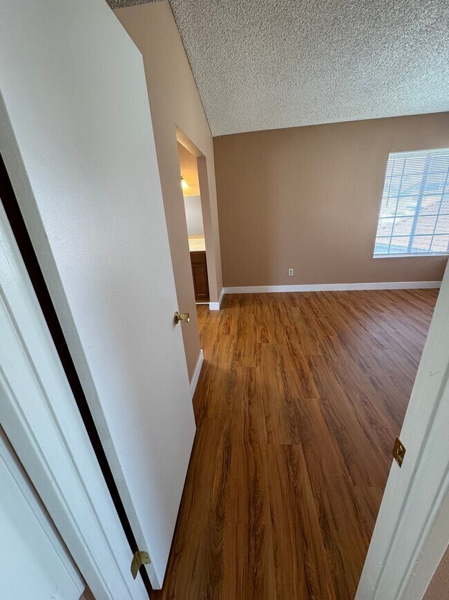 Building Photo - Move in Ready - Spacious 3 bed 2 bath Upda...