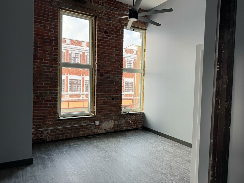 Building Photo - 231 E Main St