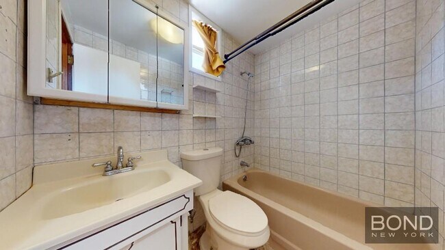 Building Photo - 325 W 88th St