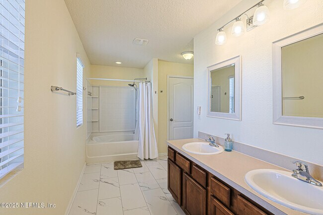 Building Photo - 2408 Bonnie Lakes Dr