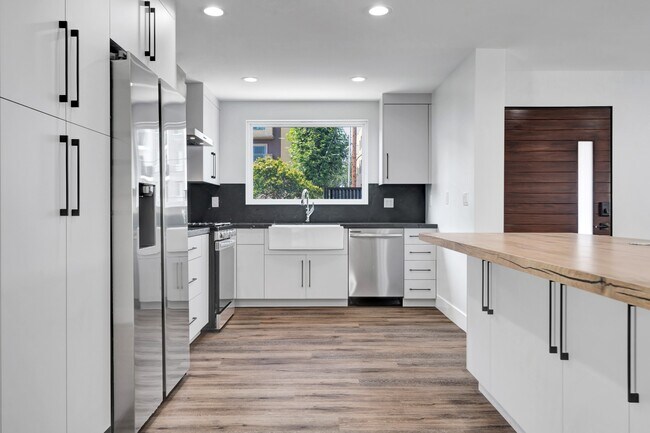 Building Photo - Spacious 3BR NoHo Home w/ Luxury European Finishes