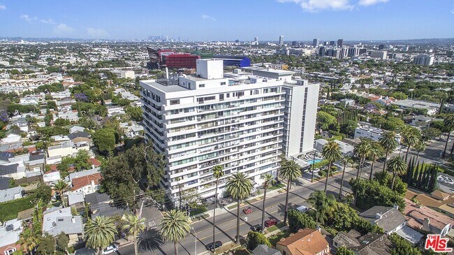 Building Photo - 838 N Doheny Dr