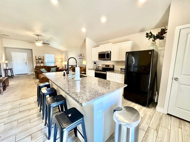 Building Photo - Furnished Rental 3 bed 2 bath Minimum of 30-day stay