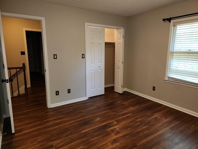 Building Photo - 841 Edgewood Dr