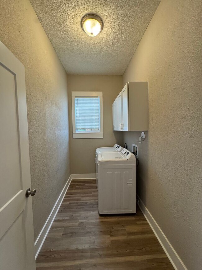 Building Photo - Newly Renovated Cozy & Convenient