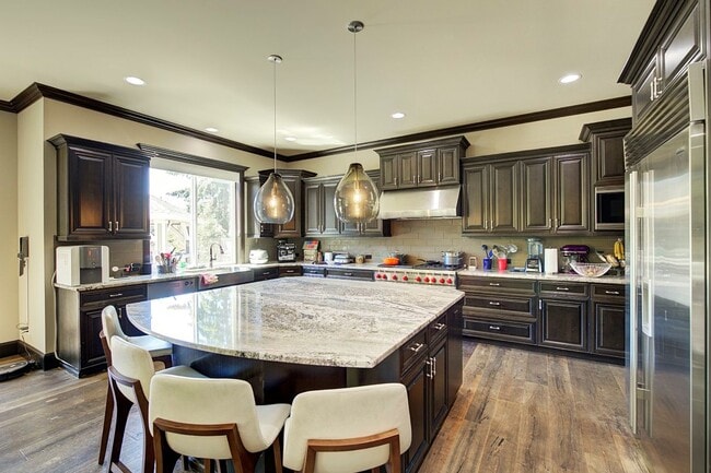 Building Photo - 5Bd/4.5Ba Sammamish Home