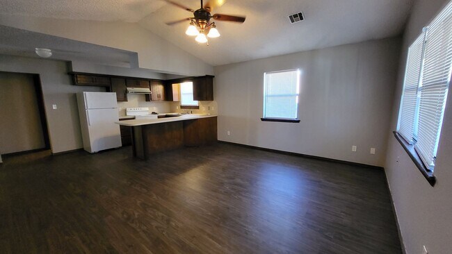 Building Photo - Easy Access ~ 3 bedroom 1 bathroom