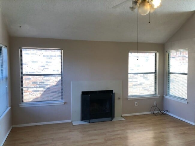 Building Photo - 3 bedroom, 2 bath 2 car garage home for re...