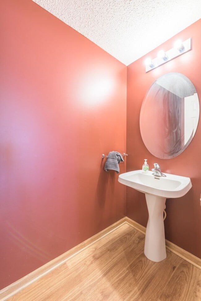 Building Photo - Awesome 2 bed townhouse in plymouth!
