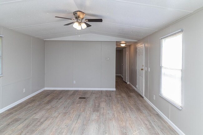 Building Photo - ADORABLE 2 BR | 2 BA in Pikeville * Weekly...