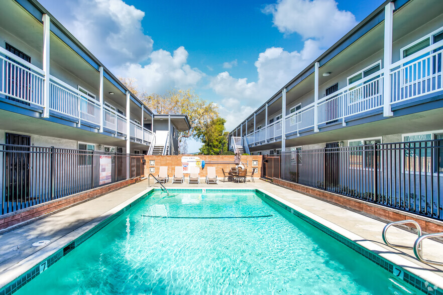 Pool - Villa Grove Apartments