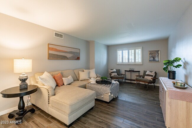 Building Photo - 4016 S Holbrook Ln